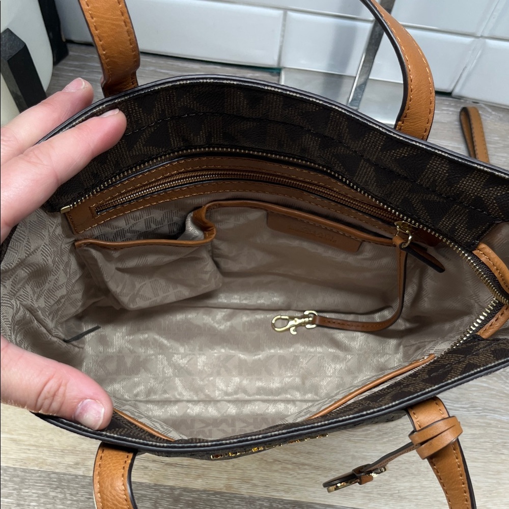 1184 Michael Kors lazer cut tote and wallet set 259031184 - Picture 4 of 16